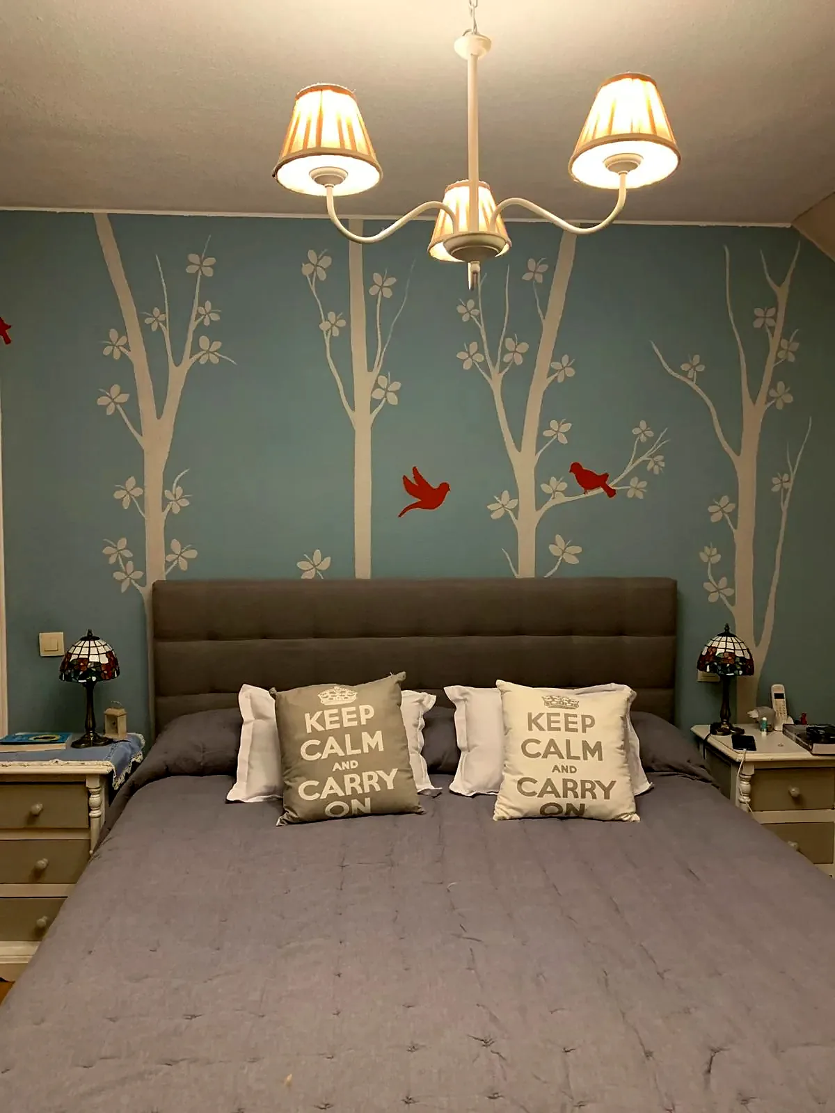 Antes: dormitorio con mural de árboles y pájaros
