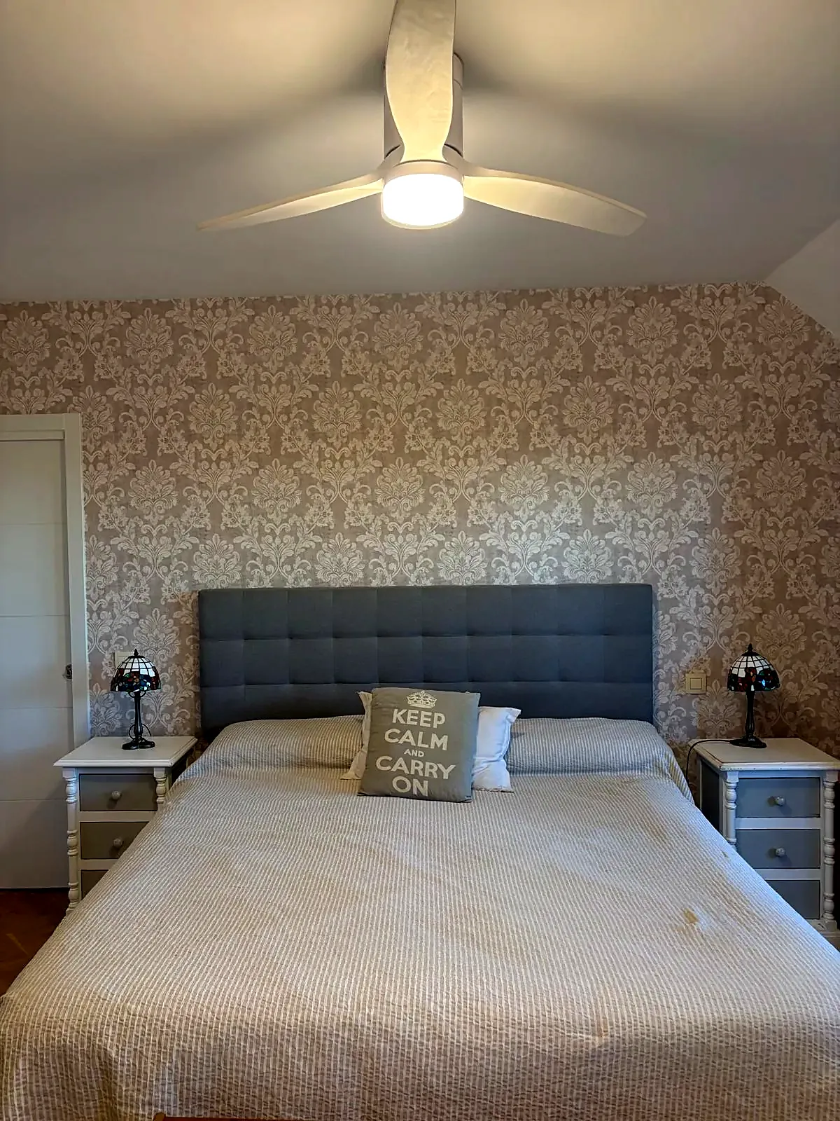 Después: dormitorio con papel pintado damasco, en Boadilla del Monte