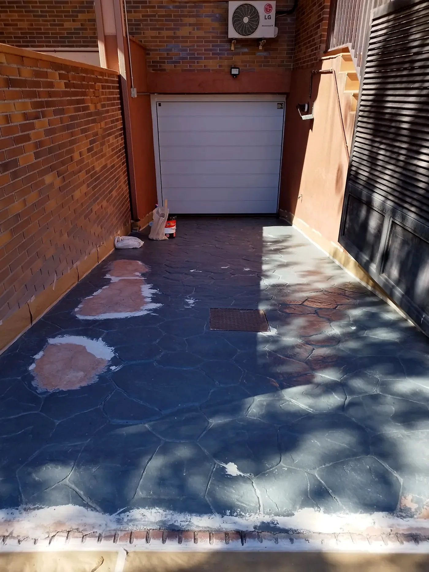 Antes: suelo de patio gris y desgastado