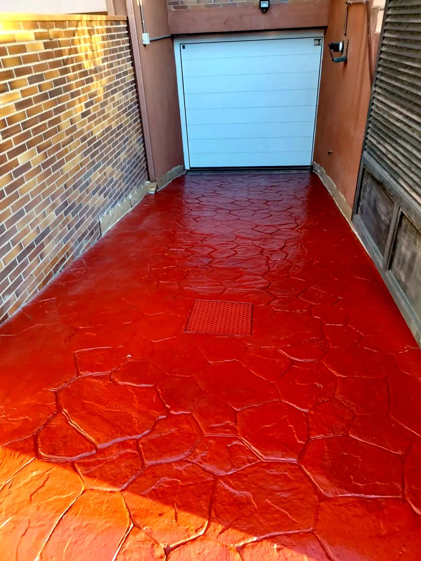 Después: suelo de patio pintado al clorocaucho en rojo