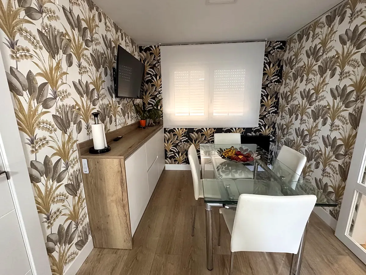 Comedor con papel pintado tropical