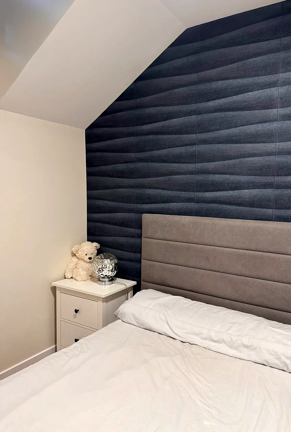 Dormitorio con pared azul en relieve