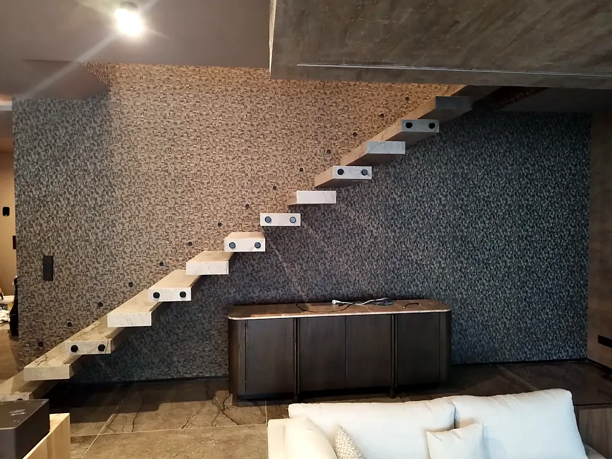 Pared de escalera de doble altura con papel pintado
