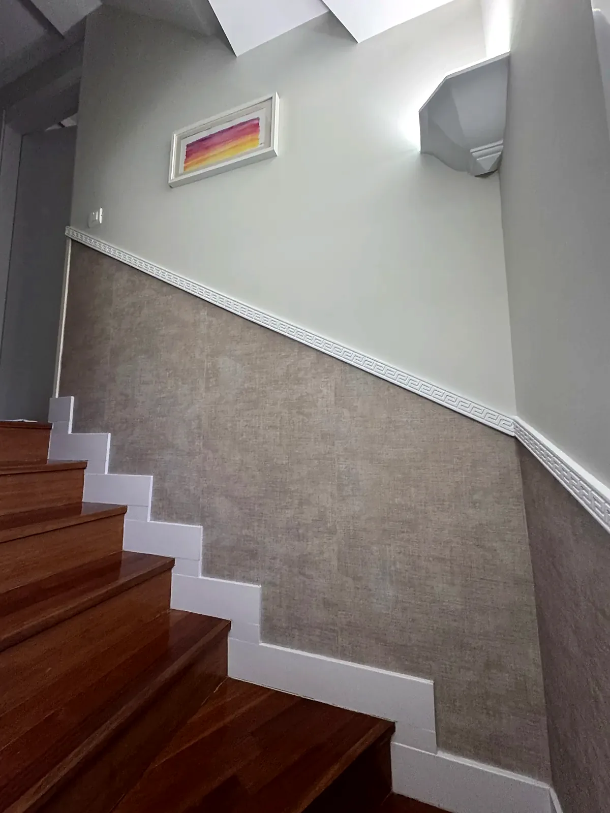Escalera con zócalo de papel y pintura gris