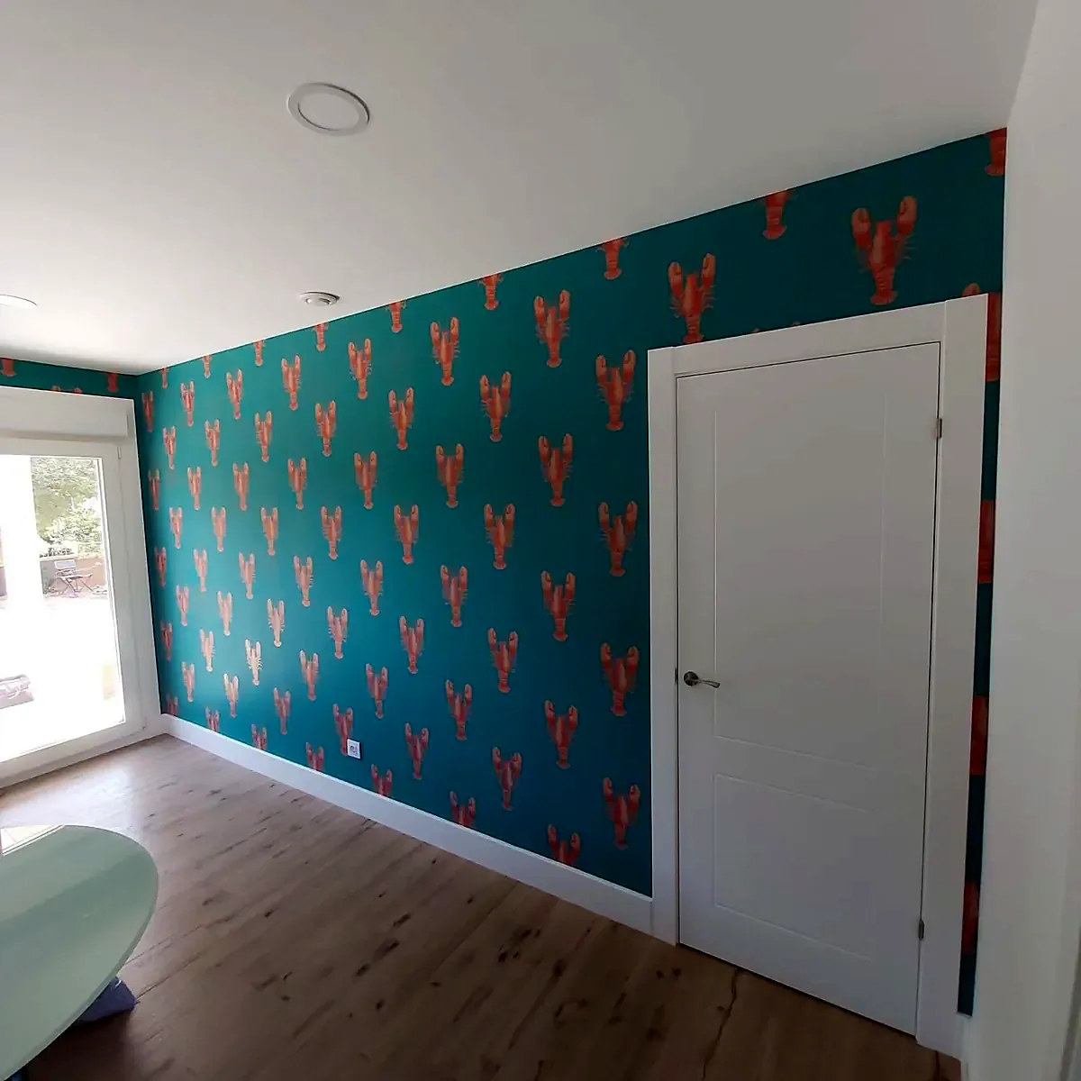Pared con papel pintado turquesa